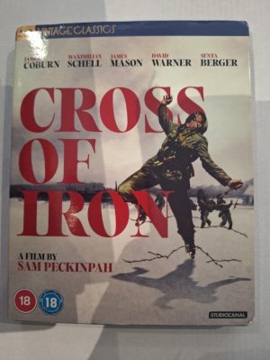 Cross of Iron Blu ray 2 levyä (slipcover)